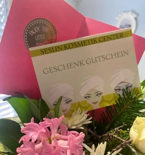 Geschenkgutschein des Sesun Kosmetik Center mit Blumen